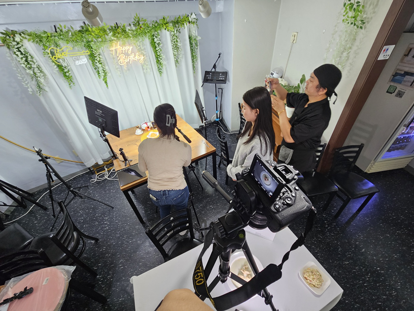 이지메뉴 콘텐츠팀이 식당에서 음식 영상과 사진을 촬영하는 모습