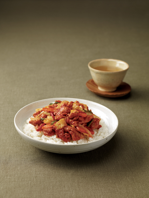 제육덮밥 (Jeyuk-deopbap)