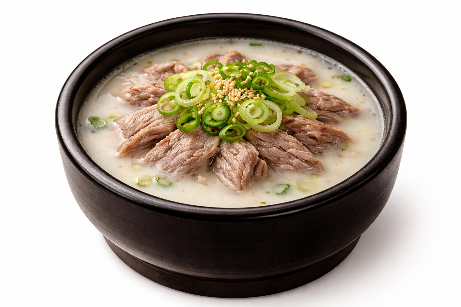 설렁탕의 고기가 숟가락 위에 얹어 있다